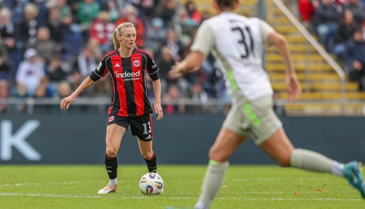 DEU, Frankfurt, Eintracht Frankfurt vs Werder Bremen, Google Pixel Frauen Bundesliga, DFB, Saison 2526, Stadion am Bretanobad, 7 Spieltag im Bild f l n r Amanda Ilestedt Eintracht Frankfurt 13 , Verena Wieder Werder Bremen 31 DFB DFL REGULATIONS PROHIBIT ANY USE OF PHOTOGRAPHS AS IMAGE SEQUENCES AND OR QUASI VIDEO, 19 10 2025 Copyright: HMBxMedia HendrikxHamelau