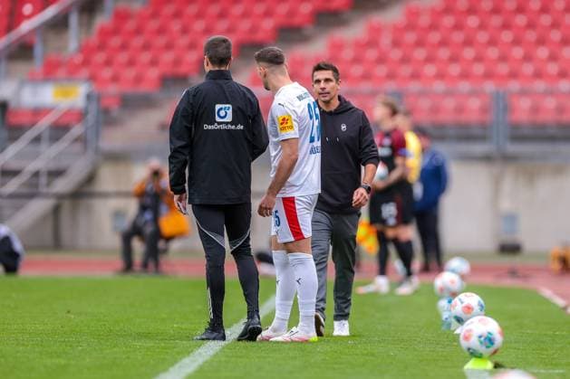 19 10 2025, 2 Bundesliga, Matchday 9, 1 FC Nürnberg Holstein Kiel, v l Marcus Müller Holstein Kiel gets instructions from coach Marcel Rapp Holstein Kiel , Nürnberg Max Morlock Stadion Bayern Germany xRHR PHOTO DEx Copyright: DennisxEwert RHR-FOTOx RHR-FOTO DE