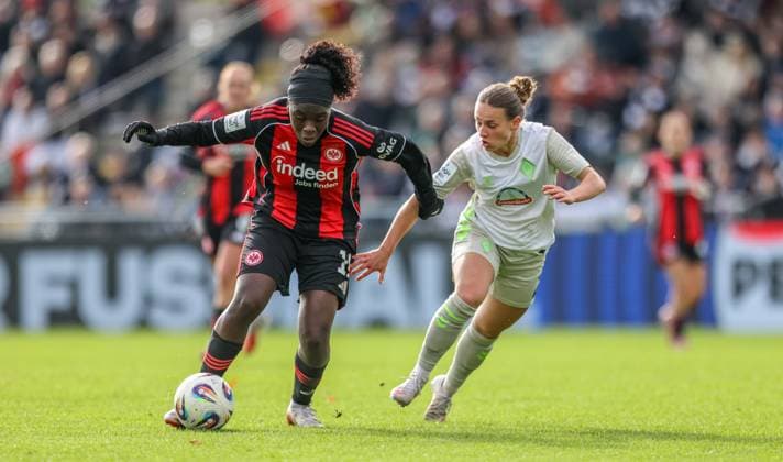DEU, Frankfurt, Eintracht Frankfurt vs Werder Bremen, Google Pixel Frauen Bundesliga, DFB, Saison 2526, Stadion am Bretanobad, 7 Spieltag im Bild f l n r Nicole Anyomi Eintracht Frankfurt 19 , Chiara D Angelo Werder Bremen 2 DFB DFL REGULATIONS PROHIBIT ANY USE OF PHOTOGRAPHS AS IMAGE SEQUENCES AND OR QUASI VIDEO, 19 10 2025 Copyright: HMBxMedia HendrikxHamelau