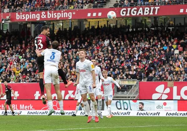 19 10 2025 Soccer Season 2025 2026 2 Soccer Bundesliga 09 Matchday 1 FC Nürnberg FCN Club KSV Holstein Kiel Störche Sportfoto Zink DaMa xdaxmax DFL regulations prohibit any use of photographs as image sequences and or quasi video only for editorial use Adriano Grimaldi 33, 1 FC Nürnberg FCN mit Kopfball gg Marco Komenda 3, Holstein Kiel