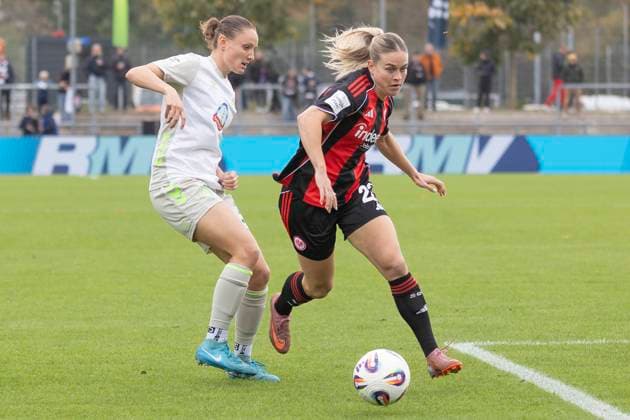 Google Pixel Womens Budnesliga Eintracht Franfurt SV Werder Bremen, 19 10 2025 Verena Wieder SV Werder Bremen 31 Nadine Riesen Eintracht Frankfurt 22 in a duel for the ball, Eintracht Franfurt SV Werder Bremen, Frankfurt, Stadion am Brentanobad, 19 10 2025 Copyright: xBEAUTIFULxSPORTS Gawlikx