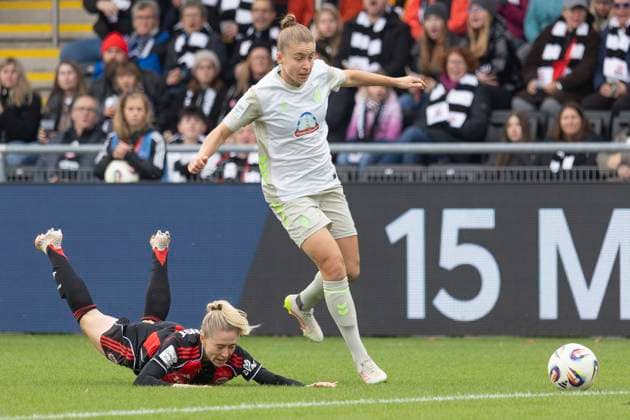 Google Pixel Womens Budnesliga Eintracht Franfurt SV Werder Bremen, 19 10 2025 Michelle Ulbrich SV Werder Bremen 5 can only stop Rebecka Blomqvist Eintracht Frankfurt 28 with a foul, Eintracht Franfurt SV Werder Bremen, Frankfurt, Stadion am Brentanobad, 19 10 2025 Copyright: xBEAUTIFULxSPORTS Gawlikx