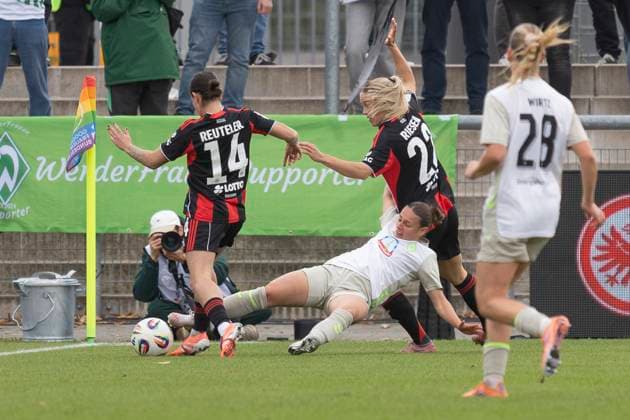 Google Pixel Womens Budnesliga Eintracht Franfurt SV Werder Bremen, 19 10 2025 Chiara D Angelo SV Werder Bremen 2 Geraldine Reuteler Eintracht Frankfurt 14 Nadine Riesen Eintracht Frankfurt 22 fighting for the ball, Eintracht Franfurt SV Werder Bremen, Frankfurt, Stadion am Brentanobad, 19 10 2025 Copyright: xBEAUTIFULxSPORTS Gawlikx
