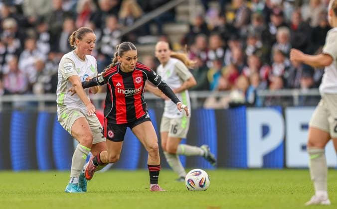 DEU, Frankfurt, Eintracht Frankfurt vs Werder Bremen, Google Pixel Frauen Bundesliga, DFB, Saison 2526, Stadion am Bretanobad, 7 Spieltag im Bild v l n r Verena Wieder Werder Bremen 31 , ErÃ leta Memeti Eintracht Frankfurt 27 DFB DFL REGULATIONS PROHIBIT ANY USE OF PHOTOGRAPHS AS IMAGE SEQUENCES AND OR QUASI VIDEO, 19 10 2025 Copyright: HMBxMedia HendrikxHamelau