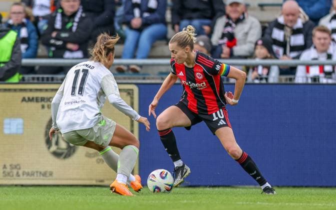 DEU, Frankfurt, Eintracht Frankfurt vs Werder Bremen, Google Pixel Frauen Bundesliga, DFB, Saison 2526, Stadion am Bretanobad, 7 Spieltag im Bild f l n r Maja Sternad Werder Bremen 11 , Laura Freigang Eintracht Frankfurt 10 DFB DFL REGULATIONS PROHIBIT ANY USE OF PHOTOGRAPHS AS IMAGE SEQUENCES AND OR QUASI VIDEO, 19 10 2025 Copyright: HMBxMedia HendrikxHamelau