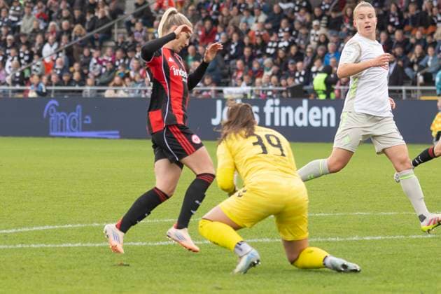 Google Pixel Womens Budnesliga Eintracht Franfurt SV Werder Bremen, 19 10 2025 Mariella El Sherif SV Werder Bremen 39 holds the ball from Rebecka Blomqvist Eintracht Frankfurt 28 , Eintracht Franfurt SV Werder Bremen, Frankfurt, Stadion am Brentanobad, 19 10 2025 Copyright: xBEAUTIFULxSPORTS Gawlikx