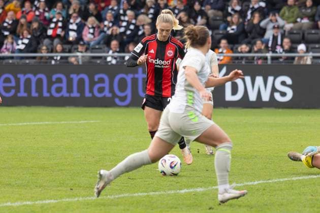 Google Pixel Womens Budnesliga Eintracht Franfurt SV Werder Bremen, 19 10 2025 Rebecka Blomqvist Eintracht Frankfurt 28 on the ball and immediately scores the goal to lead 1 0, Eintracht Franfurt SV Werder Bremen, Frankfurt, Stadion am Brentanobad, 19 10 2025 Copyright: xBEAUTIFULxSPORTS Gawlikx