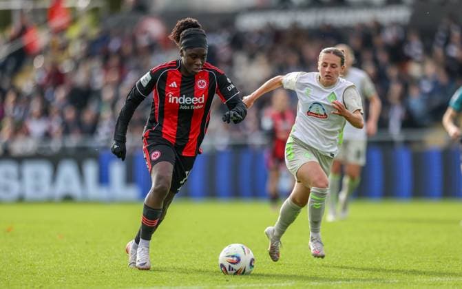 DEU, Frankfurt, Eintracht Frankfurt vs Werder Bremen, Google Pixel Frauen Bundesliga, DFB, Saison 2526, Stadion am Bretanobad, 7 Spieltag im Bild f l n r Nicole Anyomi Eintracht Frankfurt 19 , Chiara D Angelo Werder Bremen 2 DFB DFL REGULATIONS PROHIBIT ANY USE OF PHOTOGRAPHS AS IMAGE SEQUENCES AND OR QUASI VIDEO, 19 10 2025 Copyright: HMBxMedia HendrikxHamelau