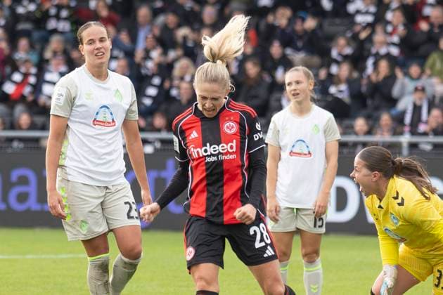 Google Pixel Womens Budnesliga Eintracht Franfurt SV Werder Bremen, 19 10 2025 Rebecka Blomqvist Eintracht Frankfurt 28 celebrates her goal to lead 1 0, Eintracht Franfurt SV Werder Bremen, Frankfurt, Stadion am Brentanobad, 19 10 2025 Copyright: xBEAUTIFULxSPORTS Gawlikx