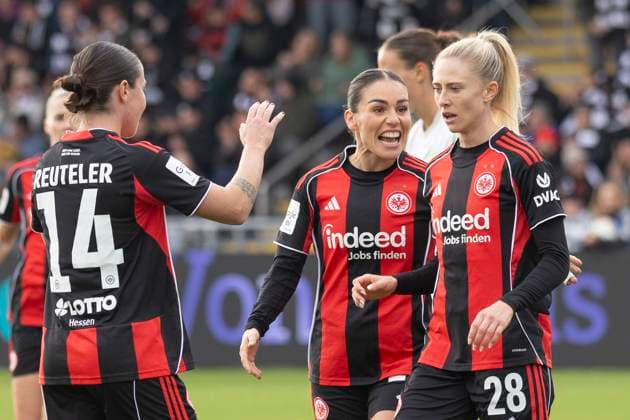 Google Pixel Womens Budnesliga Eintracht Franfurt SV Werder Bremen, 19 10 2025 Rebecka Blomqvist Eintracht Frankfurt 28 celebrates her goal to lead 1 0, and celebrates with Ereleta Memeti Eintracht Frankfurt 27 Geraldine Reuteler Eintracht Frankfurt 14 , Eintracht Franfurt SV Werder Bremen, Frankfurt, Stadion am Brentanobad, 19 10 2025 Copyright: xBEAUTIFULxSPORTS Gawlikx