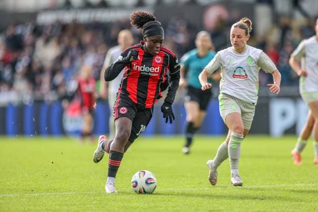 DEU, Frankfurt, Eintracht Frankfurt vs Werder Bremen, Google Pixel Frauen Bundesliga, DFB, Saison 2526, Stadion am Bretanobad, 7 Spieltag im Bild f l n r Nicole Anyomi Eintracht Frankfurt 19 , Chiara D Angelo Werder Bremen 2 DFB DFL REGULATIONS PROHIBIT ANY USE OF PHOTOGRAPHS AS IMAGE SEQUENCES AND OR QUASI VIDEO, 19 10 2025 Copyright: HMBxMedia HendrikxHamelau