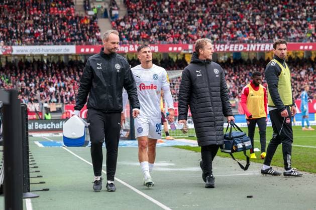 19 10 2025, 2 Bundesliga, Matchday 9, 1 FC Nürnberg Holstein Kiel, Adrian Kapralik Holstein Kiel must be substituted, Nürnberg Max Morlock Stadion Bayern Germany xRHR PHOTO DEx Copyright: DennisxEwert RHR-FOTOx RHR-FOTO DE