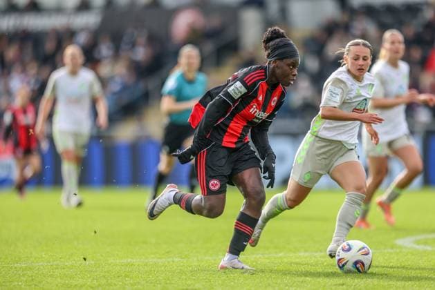 DEU, Frankfurt, Eintracht Frankfurt vs Werder Bremen, Google Pixel Frauen Bundesliga, DFB, Saison 2526, Stadion am Bretanobad, 7 Spieltag im Bild f l n r Nicole Anyomi Eintracht Frankfurt 19 , Chiara D Angelo Werder Bremen 2 DFB DFL REGULATIONS PROHIBIT ANY USE OF PHOTOGRAPHS AS IMAGE SEQUENCES AND OR QUASI VIDEO, 19 10 2025 Copyright: HMBxMedia HendrikxHamelau