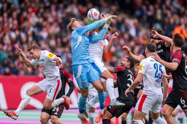 19 10 2025, 2 Bundesliga, Matchday 9, 1 FC Nuremberg Holstein Kiel, f l Goalkeeper Jan Reichert 1 FC Nuremberg takes a blow from Stefan Schwab Holstein Kiel, Nuremberg Max Morlock Stadion Bayern Germany xRHR PHOTO DEx Copyright: DennisxEwert RHR-FOTOx RHR-FOTO DE