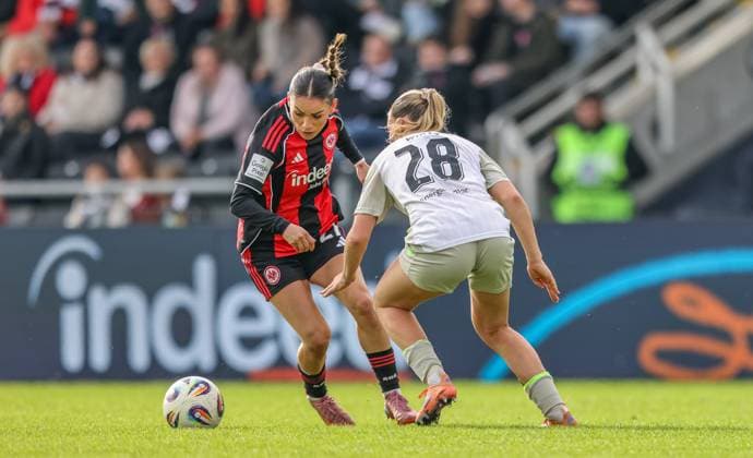 DEU, Frankfurt, Eintracht Frankfurt vs Werder Bremen, Google Pixel Frauen Bundesliga, DFB, Saison 2526, Stadion am Bretanobad, 7 Spieltag im Bild v l n r ErÃ leta Memeti Eintracht Frankfurt 27 , Juliane Wirtz Werder Bremen 28 DFB DFL REGULATIONS PROHIBIT ANY USE OF PHOTOGRAPHS AS IMAGE SEQUENCES AND OR QUASI VIDEO, 19 10 2025 Copyright: HMBxMedia HendrikxHamelau