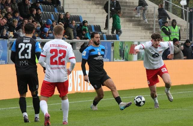 19 10 2025 xmgoodx Frankfurt am Main, PSD Bank Arena Regionalliga Südwest Saison 2025 2026 FSV Frankfurt Kickers Offenbach OFC Giorgio Del Vecchio 8, FSV Frankfurt v Kilian Skolik 23,OFC