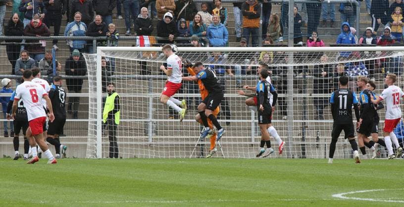 19 10 2025 xmgoodx Frankfurt am Main, PSD Bank Arena Regionalliga Südwest Saison 2025 2026 FSV Frankfurt Kickers Offenbach OFC Tim Weißmann 4, FSV Frankfurt v Kristjan Ara Cesen 14, OFC