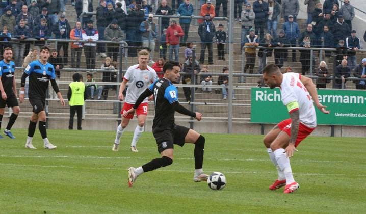 19 10 2025 xmgoodx Frankfurt am Main, PSD Bank Arena Regionalliga Südwest Saison 2025 2026 FSV Frankfurt Kickers Offenbach OFC Ismail Harnaf 11, FSV Frankfurt v MAXIMILIAN CHRISTIAN ROSSMANN 3, OFC