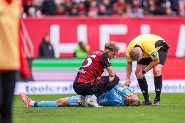 19 10 2025, 2 Bundesliga, Matchday 9, 1 FC Nürnberg Holstein Kiel, Goalkeeper Jan Reichert 1 FC Nürnberg being treated, Nuremberg Max Morlock Stadion Bayern Germany xRHR PHOTO DEx Copyright: DennisxEwert RHR-FOTOx RHR-FOTO DE