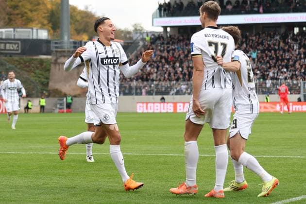 19 10 2025, xrekx, Fußball 2 Bundesliga, SV Elversberg SpVgg Greuther Fuerth v l Torjubel nach dem Tor zum celebrating the goal celebrate 2 0 durch Younes Ebnoutalib SV 07 Elversberg DFL DFB REGULATIONS PROHIBIT ANY USE OF PHOTOGRAPHS as IMAGE SEQUENCES and or QUASI VIDEO Elversberg