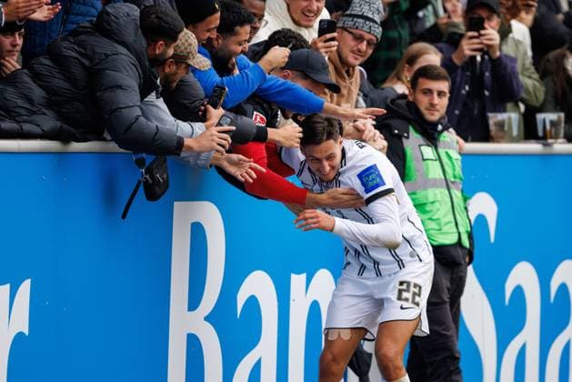 Younes Ebnoutalib SV 07 Elversberg celebrates the goal to 4 0 with the fans, SV Elversberg vs SpVgg Greuther Fuerth, Football, 2 Bundesliga, Matchday 9, Season 2025 2026, 19 10 2025 DFB regulations prohibit any use of photographs as image sequences and or quasi video SV Elversberg vs SpVgg Greuther Fuerth, Football, 2 Bundesliga, Matchday 9, Season 2025 2026, 19 10 2025 Copyright: xEibner-Pressefoto AlexanderxNeisx EP_ANS
