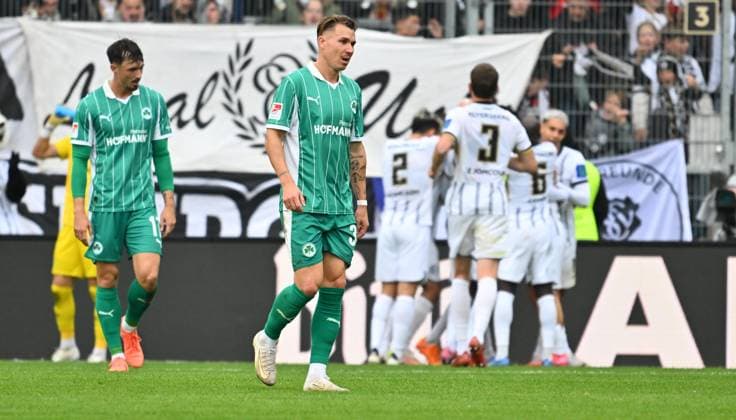 19 10 2025 Soccer Season 2025 2026 2 Soccer Bundesliga 09 Matchday SV Elversberg SVE SpVgg Greuther Fürth Kleeblatt Sportfoto Zink xwoxzix DFL regulations prohibit any use of photographs as image sequences and or quasi video only for editorial use Felix Klaus 30, SpVgg Greuther Fürth disappointed disappointment behind goal celebration jubilation joy after scoring goal shot for 4 0 by Younes Ebnoutalib 22, SV Elversberg