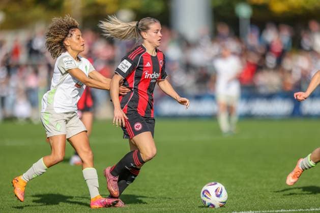 DEU, Frankfurt, Eintracht Frankfurt vs Werder Bremen, Google Pixel Frauen Bundesliga, DFB, Saison 2526, Stadion am Bretanobad, 7 Spieltag im Bild f l n r Amira Arfaoui Werder Bremen 8 , Nadine Riesen Eintracht Frankfurt 22 DFB DFL REGULATIONS PROHIBIT ANY USE OF PHOTOGRAPHS AS IMAGE SEQUENCES AND OR QUASI VIDEO, 19 10 2025 Copyright: HMBxMedia HendrikxHamelau