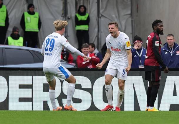 19 10 2025 Soccer Season 2025 2026 2 Soccer Bundesliga 09 Matchday 1 FC Nürnberg FCN Club KSV Holstein Kiel Störche Sportfoto Zink DaMa xdaxmax DFL regulations prohibit any use of photographs as image sequences and or quasi video only for editorial use Jubel Freude Torjubel nach Tor zum 1 1 Niklas Niehoff 29, Holstein Kiel Carl Anders Lorentz Johansson 5, Holstein Kiel jubelt freut sich Torschütze Carl Anders Lorentz Johansson 5, Holstein Kiel