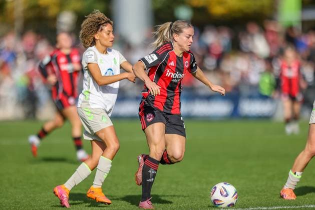 DEU, Frankfurt, Eintracht Frankfurt vs Werder Bremen, Google Pixel Frauen Bundesliga, DFB, Saison 2526, Stadion am Bretanobad, 7 Spieltag im Bild f l n r Amira Arfaoui Werder Bremen 8 , Nadine Riesen Eintracht Frankfurt 22 DFB DFL REGULATIONS PROHIBIT ANY USE OF PHOTOGRAPHS AS IMAGE SEQUENCES AND OR QUASI VIDEO, 19 10 2025 Copyright: HMBxMedia HendrikxHamelau