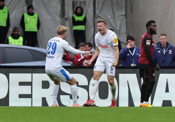 19 10 2025 Soccer Season 2025 2026 2 Soccer Bundesliga 09 Matchday 1 FC Nürnberg FCN Club KSV Holstein Kiel Störche Sportfoto Zink DaMa xdaxmax DFL regulations prohibit any use of photographs as image sequences and or quasi video only for editorial use Jubel Freude Torjubel nach Tor zum 1 1 Niklas Niehoff 29, Holstein Kiel Carl Anders Lorentz Johansson 5, Holstein Kiel jubelt freut sich Torschütze Carl Anders Lorentz Johansson 5, Holstein Kiel