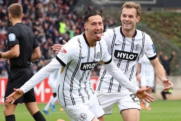 19 10 2025, xrekx, Fußball 2 Bundesliga, SV Elversberg SpVgg Greuther Fuerth v l Torjubel nach dem Tor zum celebrating the goal celebrate 3 0 durch Younes Ebnoutalib SV 07 Elversberg mit Tom Zimmerschied SV 07 Elversberg DFL DFB REGULATIONS PROHIBIT ANY USE OF PHOTOGRAPHS as IMAGE SEQUENCES and or QUASI VIDEO Elversberg