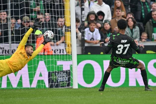 251019 Cercle Brugge vs KRC Genk Edan Diop (37) of Cercle scores the 2-2 equalizer goal from the penalty spot during the Jupiler Pro League season 2025 - 2026 matchday 11 game between Cercle Brugge and KRC Genk on October 19 , 2025 in Brugge, Belgium. (Photo by David Catry Isosport) Brugge Belgium  Copyright: xDavidxCatryx 20251019DC2_7738