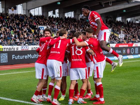 The FC Enegie Cottbus team cheers after taking the lead, GER, SSV Ulm 1846 vs FC Energie Cottbus, Football, 3 Liga, Season 2025 2026, 19 10 2025, DFB DFL regulations prohibit any use of photographs as image sequences and or quasi video GER, SSV Ulm 1846 vs FC Energie Cottbus, Football, 3 Liga, Season 2025 2026, 19 10 2025 Ulm Copyright: xMichaelxSchmidt Eibner-Pressefotx EP_MST