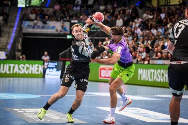 Mathias Gidsel Fuechse Berlin, 19 vs Antonio Serradilla TVB Stuttgart, 05 GER, TVB 1898 Stuttgart Fuechse Berlin, DAIKIN HBL, Handball, Bundesliga, Matchday 9, Season 2025 2026, 19 10 2025 GER, TVB 1898 Stuttgart Fuechse Berlin, DAIKIN HBL, Handball, Bundesliga, Matchday 9, Season 2025 2026, 19 10 2025 Stuttgart Copyright: xSandyxDinkelackerx EP_SDR