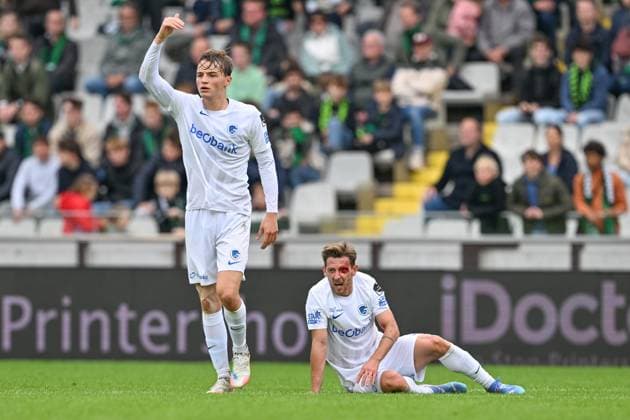251019 Cercle Brugge vs KRC Genk Patrik Hrosovsky (17) of Genk laying down with injury and blood on his head during the Jupiler Pro League season 2025 - 2026 matchday 11 game between Cercle Brugge and KRC Genk on October 19 , 2025 in Brugge, Belgium. (Photo by David Catry Isosport) Brugge Belgium  Copyright: xDavidxCatryx 20251019DC2_8231
