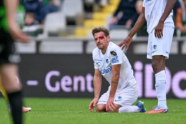 251019 Cercle Brugge vs KRC Genk Patrik Hrosovsky (17) of Genk laying down with injury and blood on his head during the Jupiler Pro League season 2025 - 2026 matchday 11 game between Cercle Brugge and KRC Genk on October 19 , 2025 in Brugge, Belgium. (Photo by David Catry Isosport) Brugge Belgium  Copyright: xDavidxCatryx 20251019DC2_8258