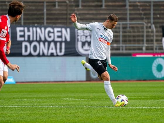 Captain Dennis Dressel SSV Ulm 1846, 14 on the ball, GER, SSV Ulm 1846 vs FC Energie Cottbus, Football, 3 Liga, Season 2025 2026, 19 10 2025, DFB DFL regulations prohibit any use of photographs as image sequences and or quasi video GER, SSV Ulm 1846 vs FC Energie Cottbus, Football, 3 Liga, Season 2025 2026, 19 10 2025 Ulm Copyright: xMichaelxSchmidt Eibner-Pressefotx EP_MST
