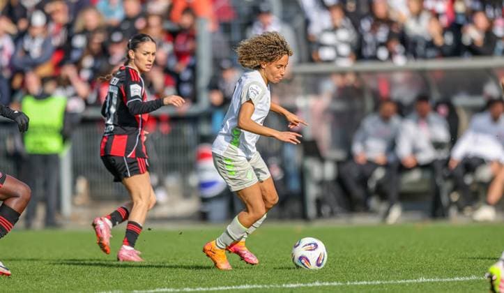 DEU, Frankfurt, Eintracht Frankfurt vs Werder Bremen, Google Pixel Frauen Bundesliga, DFB, Saison 2526, Stadion am Bretanobad, 7 Spieltag im Bild v l n r ErÃ leta Memeti Eintracht Frankfurt 27 , Amira Arfaoui Werder Bremen 8 DFB DFL REGULATIONS PROHIBIT ANY USE OF PHOTOGRAPHS AS IMAGE SEQUENCES AND OR QUASI VIDEO, 19 10 2025 Copyright: HMBxMedia HendrikxHamelau