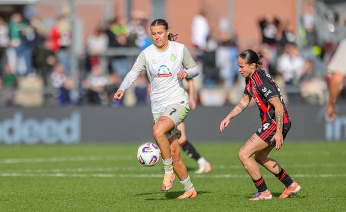 DEU, Frankfurt, Eintracht Frankfurt vs Werder Bremen, Google Pixel Frauen Bundesliga, DFB, Saison 2526, Stadion am Bretanobad, 7 Spieltag im Bild f l n r Larissa Mühlhaus Werder Bremen 7 , GÃ raldine Reuteler Eintracht Frankfurt 14 DFB DFL REGULATIONS PROHIBIT ANY USE OF PHOTOGRAPHS AS IMAGE SEQUENCES AND OR QUASI VIDEO, 19 10 2025 Copyright: HMBxMedia HendrikxHamelau