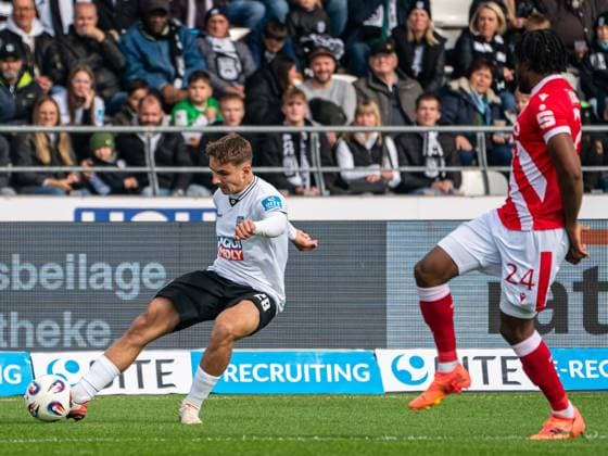 Max Scholze SSV Ulm 1846, 28 beats Anderson Lucoqui FC Energie Cottbus, 24 a cross, GER, SSV Ulm 1846 vs FC Energie Cottbus, Football, 3 Liga, Season 2025 2026, 19 10 2025, DFB DFL regulations prohibit any use of photographs as image sequences and or quasi video GER, SSV Ulm 1846 vs FC Energie Cottbus, Football, 3 Liga, Season 2025 2026, 19 10 2025 Ulm Copyright: xMichaelxSchmidt Eibner-Pressefotx EP_MST