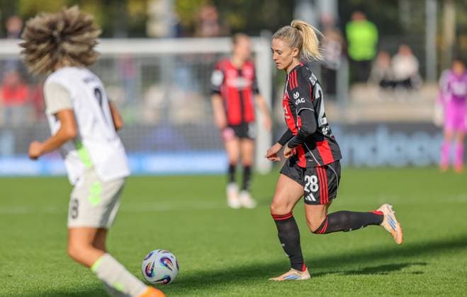 DEU, Frankfurt, Eintracht Frankfurt vs Werder Bremen, Google Pixel Frauen Bundesliga, DFB, Saison 2526, Stadion am Bretanobad, 7 Spieltag im Bild f l n r Amira Arfaoui Werder Bremen 8 , Rebecka Blomqvist Eintracht Frankfurt 28 DFB DFL REGULATIONS PROHIBIT ANY USE OF PHOTOGRAPHS AS IMAGE SEQUENCES AND OR QUASI VIDEO, 19 10 2025 Copyright: HMBxMedia HendrikxHamelau