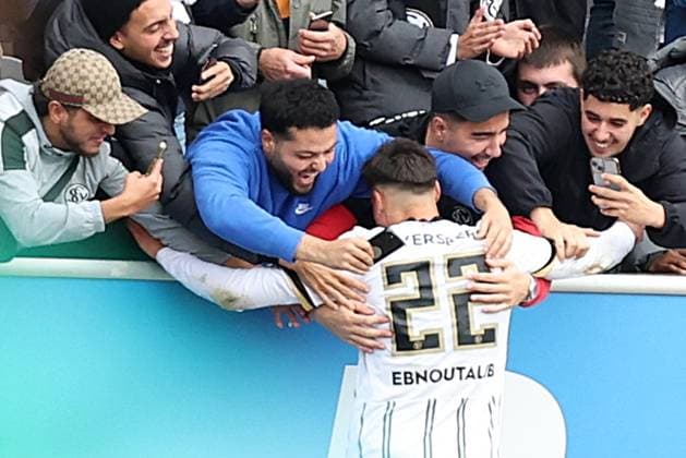 19 10 2025, xrekx, Fußball 2 Bundesliga, SV Elversberg SpVgg Greuther Fuerth v l Torjubel nach dem Tor zum celebrating the goal celebrate 4 0 durch Younes Ebnoutalib SV 07 Elversberg mit den Fans Familie DFL DFB REGULATIONS PROHIBIT ANY USE OF PHOTOGRAPHS as IMAGE SEQUENCES and or QUASI VIDEO Elversberg
