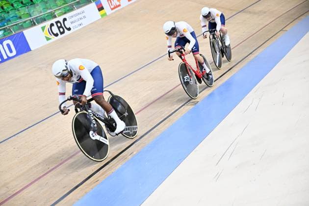 2025 UCI Para-Cycling Track World Championships Picture by Simon Wilkinson SWpix.com - 19 10 2025 - Cycling - 2025 UCI Para-Cycling Track World Championships - Rio Olympic Velodrome, Rio de Janeiro, Brazil - Mixed C1-5 750 m Team Sprint Qualifying - Kadeena Cox (Great Britain), Finlay Graham (Great Britain), Jody Cundy (Great Britain) Copyright: x xSWpix.comx(t axPhotographyxHubxLtd)xSimonxWilkinson SWpix.comx SWP-3030-10211