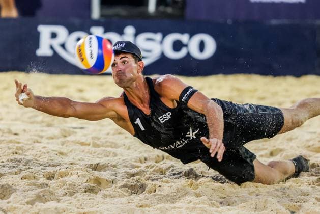 (251019) -- LAGUNA PROVINCE, Oct. 19, 2025 -- Alejandro Huerta Pastor of Spain competes during the men s gold medal match between Alejandro Huerta Pastor Adrian Gavira Collado of Spain and Javier Bello Joaquin Bello of England at the Volleyball World Beach Pro Tour in Laguna Province, the Philippines, on Oct. 19, 2025. ) (SP)PHILIPPINES-LAGUNA PROVINCE-VOLLEYBALL-WORLD BEACH PRO TOUR ROUELLExUMALI 