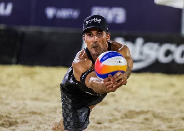 (251019) -- LAGUNA PROVINCE, Oct. 19, 2025 -- Adrian Gavira Collado of Spain competes during the men s gold medal match between Alejandro Huerta Pastor Adrian Gavira Collado of Spain and Javier Bello Joaquin Bello of England at the Volleyball World Beach Pro Tour in Laguna Province, the Philippines, on Oct. 19, 2025. ) (SP)PHILIPPINES-LAGUNA PROVINCE-VOLLEYBALL-WORLD BEACH PRO TOUR ROUELLExUMALI 