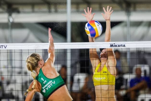 (251019) -- LAGUNA PROVINCE, Oct. 19, 2025 -- Valma Vilhelmiina Prihti (R) of Finland competes against Ieva Dumbauskaite of Lithuania during the women s gold medal match between Anniina Parkkinen Valma Vilhelmiina Prihti of Finland and Ieva Dumbauskaite Gerda Grundzinskaite of Lithuania at the Volleyball World Beach Pro Tour in Laguna Province, the Philippines, Oct. 19, 2025. ) (SP)PHILIPPINES-LAGUNA PROVINCE-VOLLEYBALL-WORLD BEACH PRO TOUR ROUELLExUMALI 