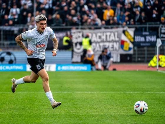Niklas Koelle SSV Ulm 1846, 32 with pace on the ball, GER, SSV Ulm 1846 vs FC Energie Cottbus, Football, 3 Liga, Season 2025 2026, 19 10 2025, DFB DFL regulations prohibit any use of photographs as image sequences and or quasi video GER, SSV Ulm 1846 vs FC Energie Cottbus, Football, 3 Liga, Season 2025 2026, 19 10 2025 Ulm Copyright: xMichaelxSchmidt Eibner-Pressefotx EP_MST