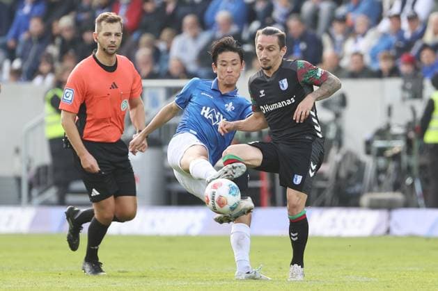 19 10 2025, xtvx, Fußball 2 Bundesliga, SV Darmstadt 98 1 FC Magdeburg v l Zweikampf, Duell, duel, tackle, compete Hiroki Akiyama SV Darmstadt 98 Baris Atik 1 FC Magdeburg DFL DFB REGULATIONS PROHIBIT ANY USE OF PHOTOGRAPHS as IMAGE SEQUENCES and or QUASI VIDEO Darmstadt
