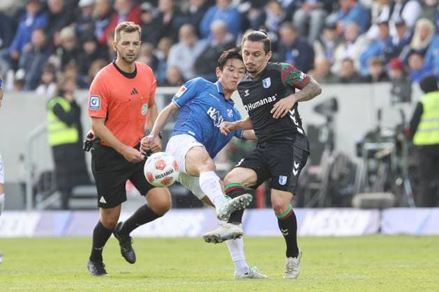 19 10 2025, xtvx, Fußball 2 Bundesliga, SV Darmstadt 98 1 FC Magdeburg v l Zweikampf, Duell, duel, tackle, compete Hiroki Akiyama SV Darmstadt 98 Baris Atik 1 FC Magdeburg DFL DFB REGULATIONS PROHIBIT ANY USE OF PHOTOGRAPHS as IMAGE SEQUENCES and or QUASI VIDEO Darmstadt