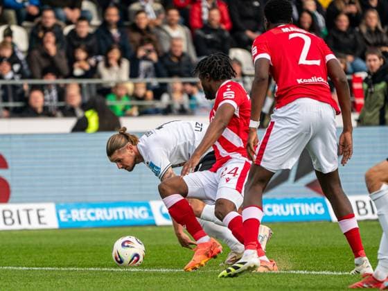 Dennis Chessa SSV Ulm 1846, 11 in duel with Anderson Lucoqui FC Energie Cottbus, 24 , GER, SSV Ulm 1846 vs FC Energie Cottbus, Football, 3 Liga, Season 2025 2026, 19 10 2025, DFB DFL regulations prohibit any use of photographs as image sequences and or quasi video GER, SSV Ulm 1846 vs FC Energie Cottbus, Football, 3 Liga, Season 2025 2026, 19 10 2025 Ulm Copyright: xMichaelxSchmidt Eibner-Pressefotx EP_MST